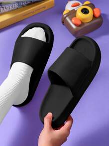 Chanclas negras sencillas con suela gruesa para hombres - Para usar en interiores/exteriores, playa y vadear arroyos - Negro - Ver 3