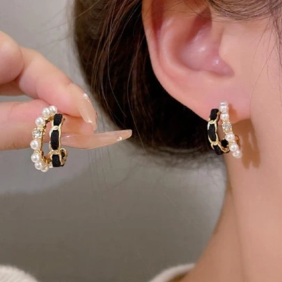 1 pieza de Aro C con clip para oreja de terciopelo negro y perla redonda para uso diario de mujeres