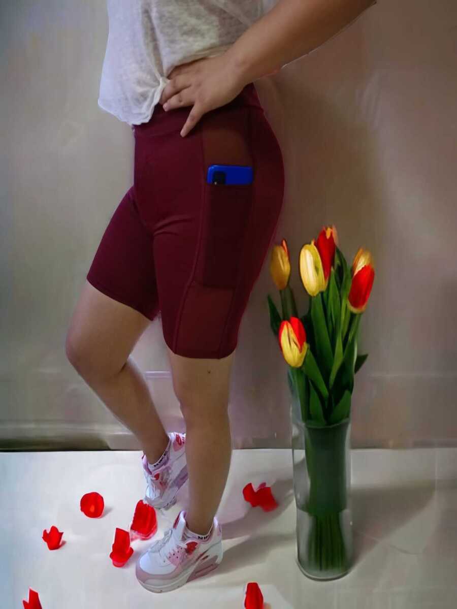 Licra deportiva para mujer, licra con transparencia al costado, licra con bolsillo para celular, leggins cortos moda deportivos , short pilates yoga tipo biker - Rojo violeta - Ver 1