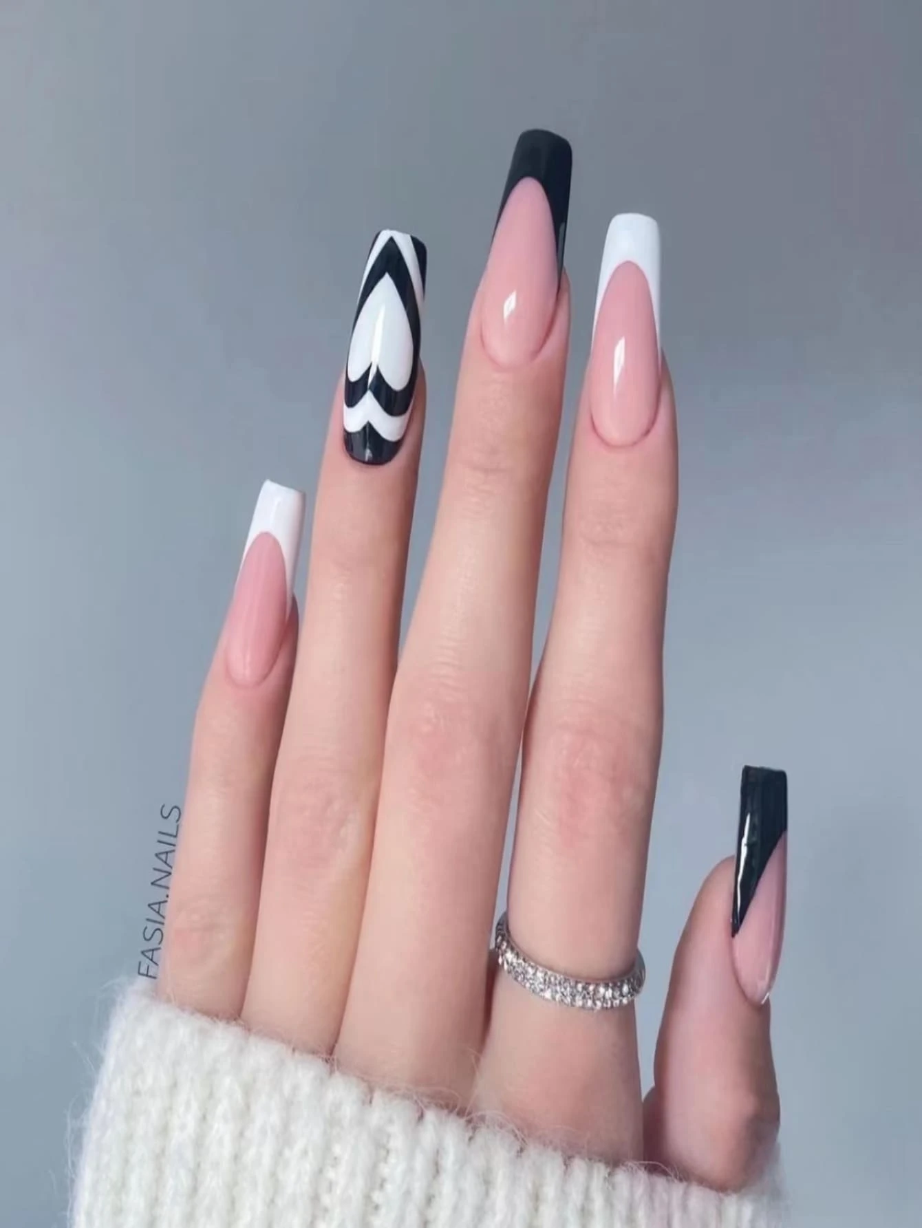 Instantly Upgrade Your Look With 24Pcs Long Tube Armour Black And White Color, Heart Pattern, Black And White Fingertips Full Cover False Nail For Women And Girls Press On Nails Nail Supplies Nails