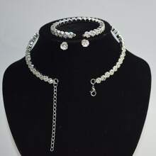 Conjunto De Joyas Clásico: Collar Con Pedrería De Diamante Falso, Pulsera, Pendientes Y Collar Ajustado. Juego De 3 Piezas. - Plateado - Ver 2