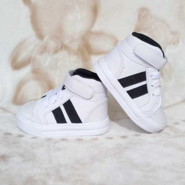 Tênis cano alto estilo botinha de bebê branco com faixa preta unissex infantil