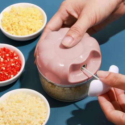 1个便携式户外多功能手动压蒜器，带手动压蒜功能，可用于切菜、切肉、研磨，厨房工具，也适用于研磨胡椒粒。