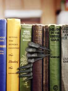 1pc Hand Bookmark 3D Resin Creative Devil S Hand Bookmark Durable Gifts For Festival Decor Stationery Ornaments - Black - View 3