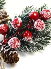 2入組紅色漿果和冰雪覆蓋松針仿真植物，適合節日裝飾和送禮