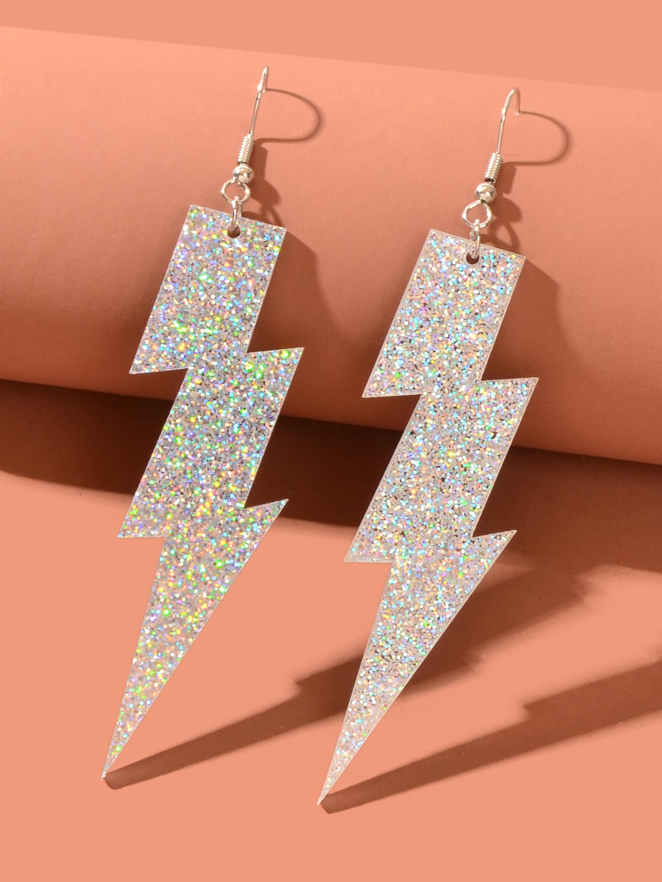 1雙發亮的銀閃電箭造型吊墜耳環