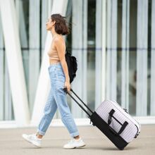 ETRONIK Rolling Duffle Bag With Wheels, 21-Inch Flight Approved Travel Duffle Bag With Wet Pocket & Shoe Compartment, Carry On Luggage 22x14x9 Airline Approved - 黑與白 - 查看 6