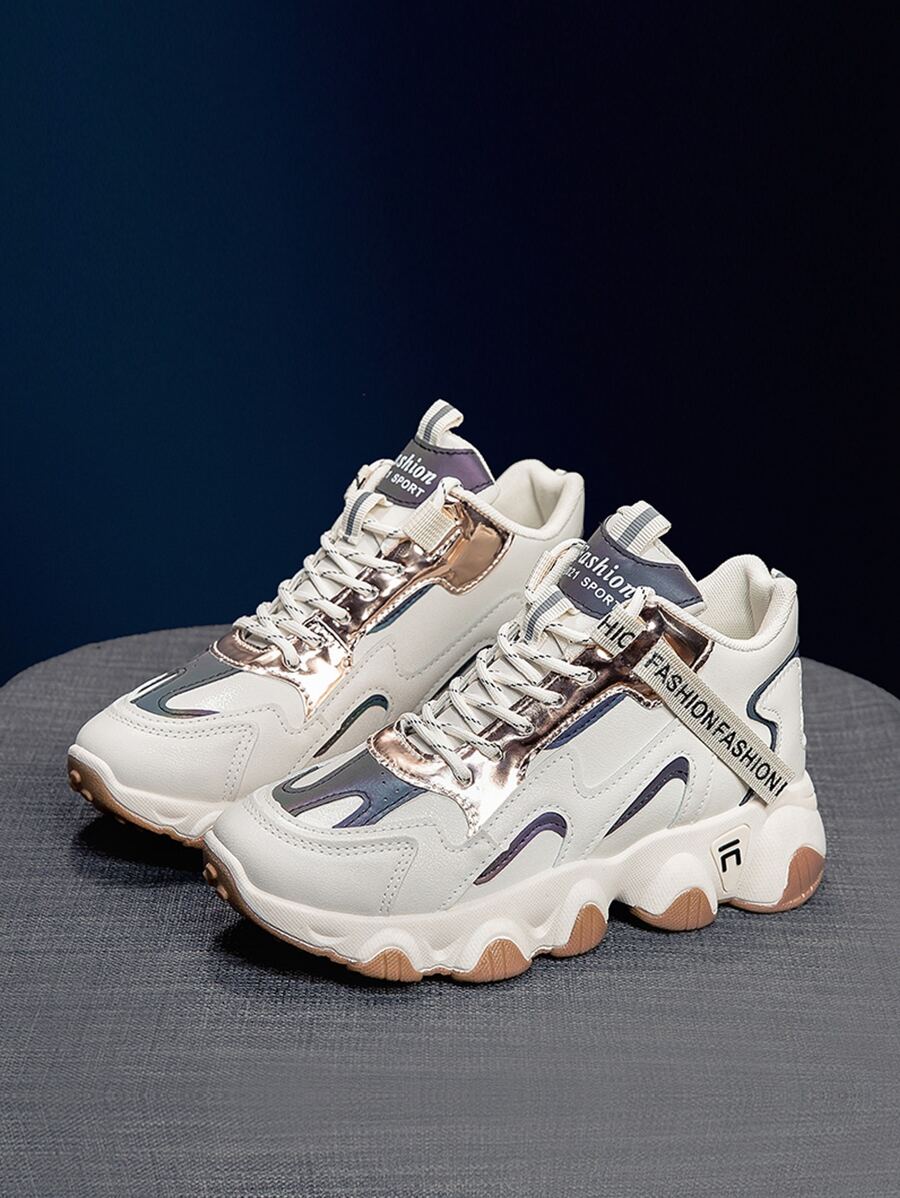 女式時尚休閒白色運動鞋熒光亮面中幫加厚鞋底增高（鞋帶字母隨機） - 米色 - 查看 1