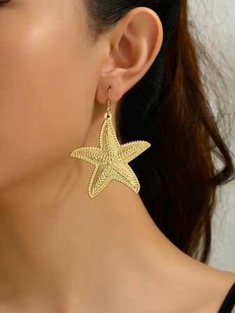 一对金色个性化夸张海星吊坠耳环，饰有编织圆点纹理，专为女性设计，是夏季海滩派对的完美之选。也是送给朋友约会的绝佳礼物。