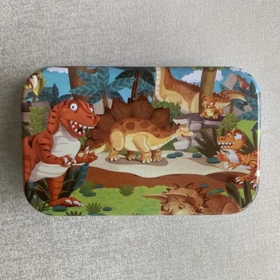 1盒包含60入組金屬盒裝恐龍拼圖派對玩具,帶卡通設計七巧板拼圖玩具木玩具