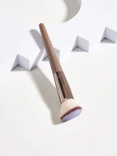  Princess Rose 便携式棕色斜角粉底刷，刷毛柔软蓬松，易于上粉，斜角设计贴合脸型，打造自然轻薄妆容，可作粉底刷、遮瑕刷、腮红刷、修容刷、古铜粉刷、散粉刷等，赠品