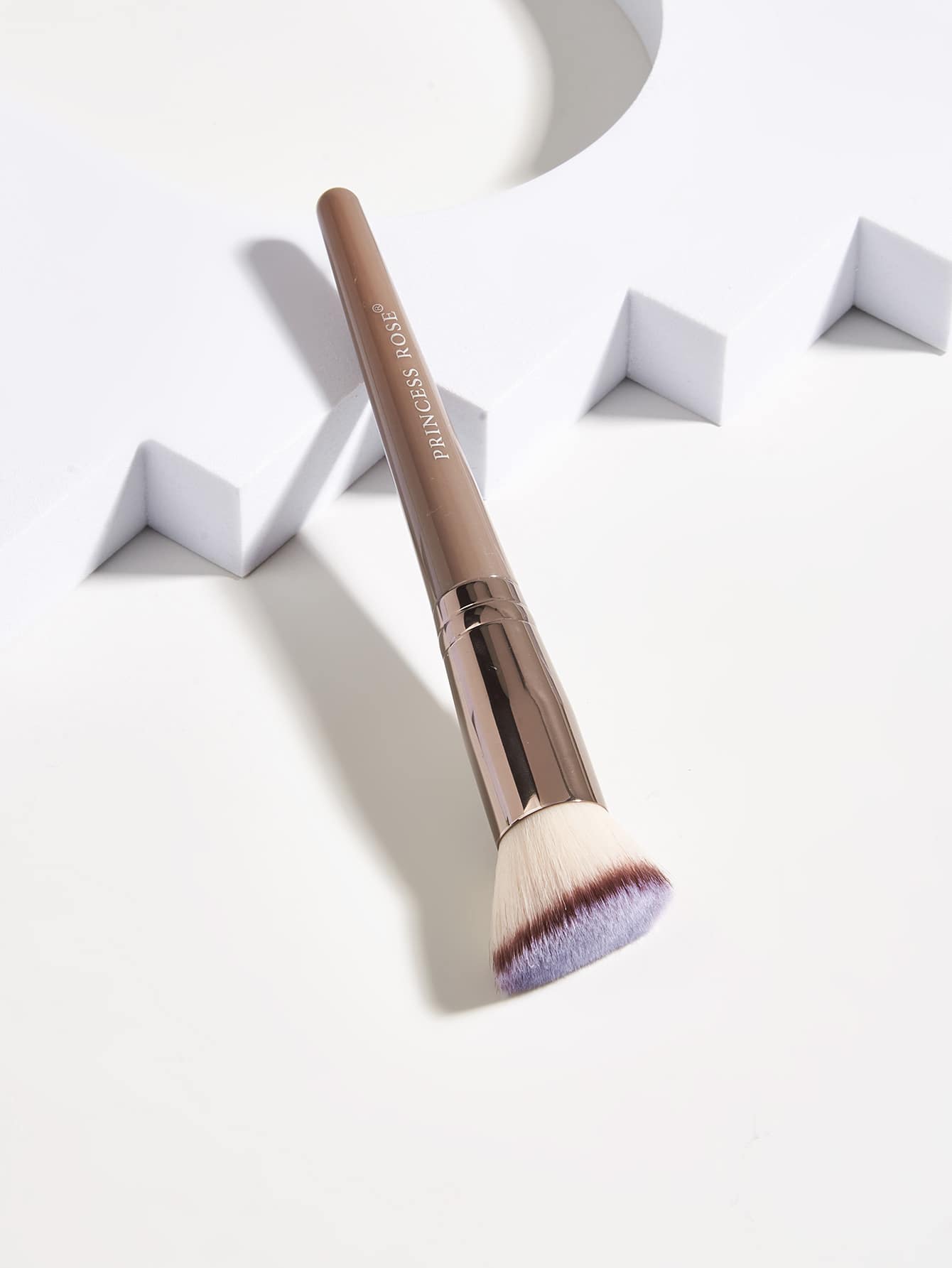 Princess Rose 便携式棕色斜角粉底刷，刷毛柔软蓬松，易于上粉，斜角设计贴合脸型，打造自然轻薄妆容，可作粉底刷、遮瑕刷、腮红刷、修容刷、古铜粉刷、散粉刷等，赠品