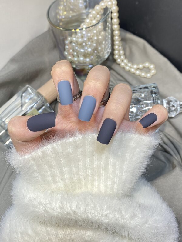 24 piezas corto cuadrado Uñas falsas en gris , negro con azul colores con gelatina pegamento , incluido 1 Lima de uña con 1 Palo