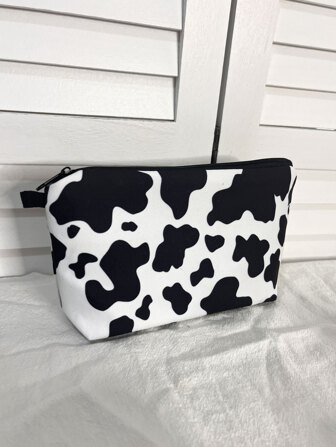 DAONIAO Bolsa de maquillaje de viaje con lindo estampado de vaca, organizador de cosméticos multifuncional y ligero, a prueba de agua, bolso de mano, bolsa de baño y ducha, cartera, bolsa portátil para almacenar cosméticos, brochas, artículos de cuidado de la piel, teléfono móvil, monedas y artículos pequeños, para uso en el hogar, viajes, vacaciones y la escuela, bolsa de maquillaje, estuche de maquillaje, bolsa de artículos de tocador, organizador de viaje, accesorios con cierre de cremallera, esmalte de uñas, maquillaje, viaje, estuche de maquillaje, bolsa, estuches de maquillaje, bolsa de maquillaje pequeña, estuche de maquillaje, bolsa de cosméticos, artículos de viaje, gran capacidad, bolsa de maquillaje grande