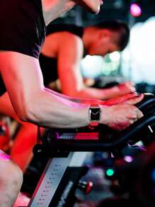 1 件红色时尚柔软硅胶运动手表表带蝴蝶扣舒适可调节防水腕带，适用于 表带 38/40/41/42/44/45/46/49 毫米，适用于 Series Ultra/SE/11/10/9/8/7/6/5/4/3/2/1，智能手表配件