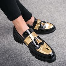 新款男士漆皮尖头休闲鞋，厚底增高鞋，时尚流苏乐福鞋，低帮一脚蹬鞋，适合派对、婚礼、工作，雕花布洛克正装鞋，尺码偏小 - 金色 - 查看 2