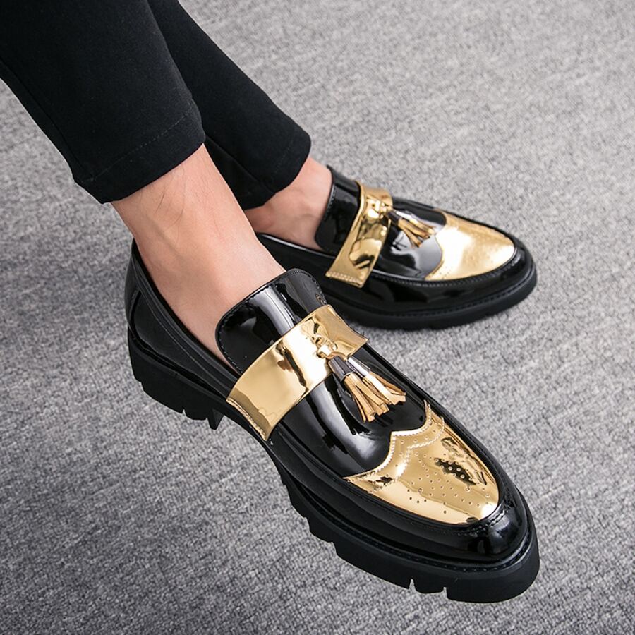 新款男士漆皮尖头休闲鞋，厚底增高鞋，时尚流苏乐福鞋，低帮一脚蹬鞋，适合派对、婚礼、工作，雕花布洛克正装鞋，尺码偏小