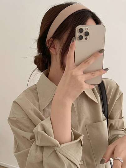 这款女士米色高领发箍，采用简约风格和海绵材质，适合秋冬季节佩戴，日常佩戴、沐浴、化妆和搭配服装皆宜，可作为时尚雅致的装饰发饰。发箍、发圈、头饰