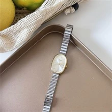 Un Pequeño Y Delicado Reloj Para Damas Con Esfera Elíptica Y Cierre De Hebilla Con Reloj De Cuarzo, Adecuado Para Usar A Diario