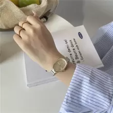Un Pequeño Y Delicado Reloj Para Damas Con Esfera Elíptica Y Cierre De Hebilla Con Reloj De Cuarzo, Adecuado Para Usar A Diario