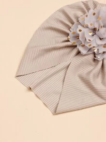 1 件纯色扭纹头巾帽，配金箔印花花朵装饰，适合婴儿爱情人节