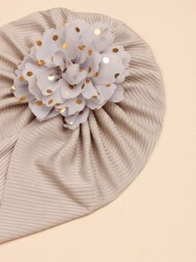 1 件纯色扭纹头巾帽，配金箔印花花朵装饰，适合婴儿爱情人节