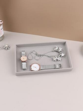 灰色絲絨託盤帶一線格