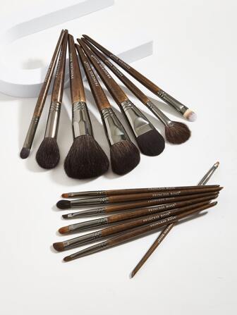 Princess Rose 玫瑰公主14件套面部化妆刷套装，包含散粉刷、腮红刷、修容刷、面膜刷、扇形刷、遮瑕刷、高光刷、大/小眼影刷、斜角眼影刷、细节刷和唇刷。采用超柔软合成纤维制成，不刺激皮肤，不留刷痕；木质手柄防滑，方便精准上妆。专为满足初学者或专业化妆师的日常化妆需求而设计。