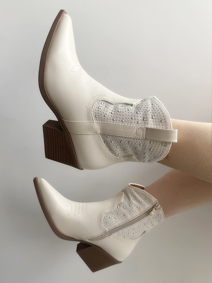 Botas estilo vaquero en color beige para mujeres con decoraciones de