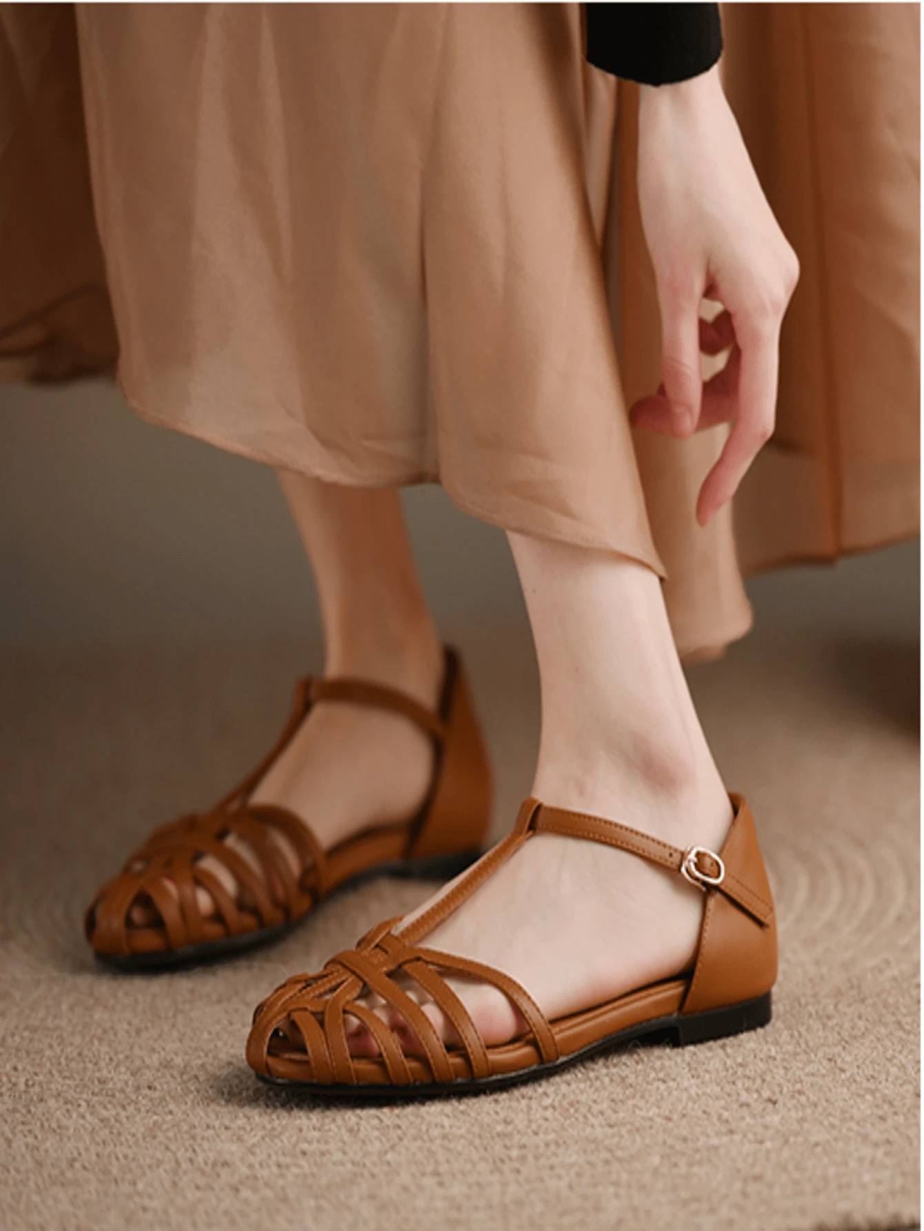 復古鏤空編織平底涼鞋適合女士,合適的適用於戶外和海灘活動 - 棕色 - 查看 1