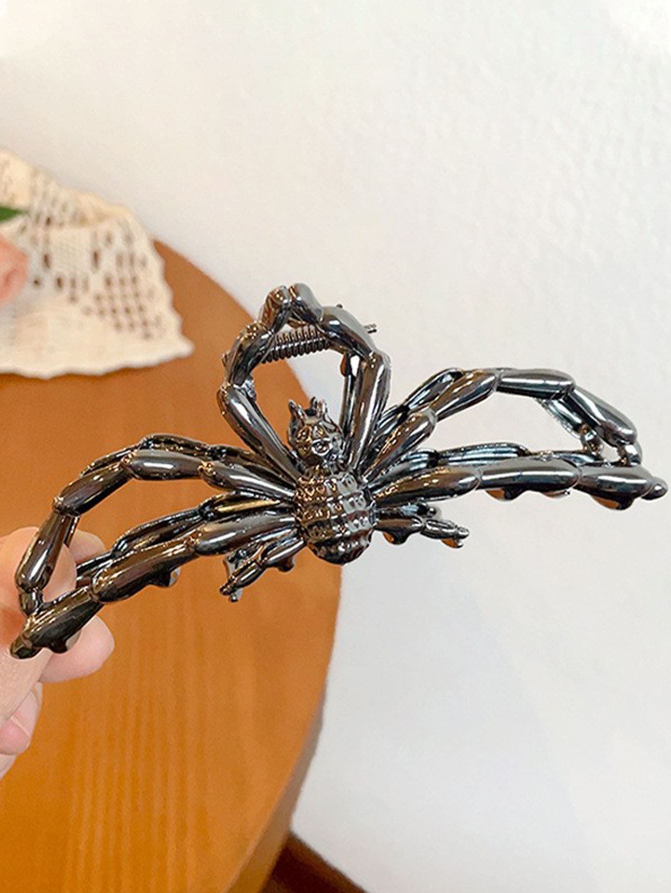 1入件槍黑色金屬女士蜘蛛夾大背頭髮爪髮飾，日常使用 - 黑色 - 查看 1