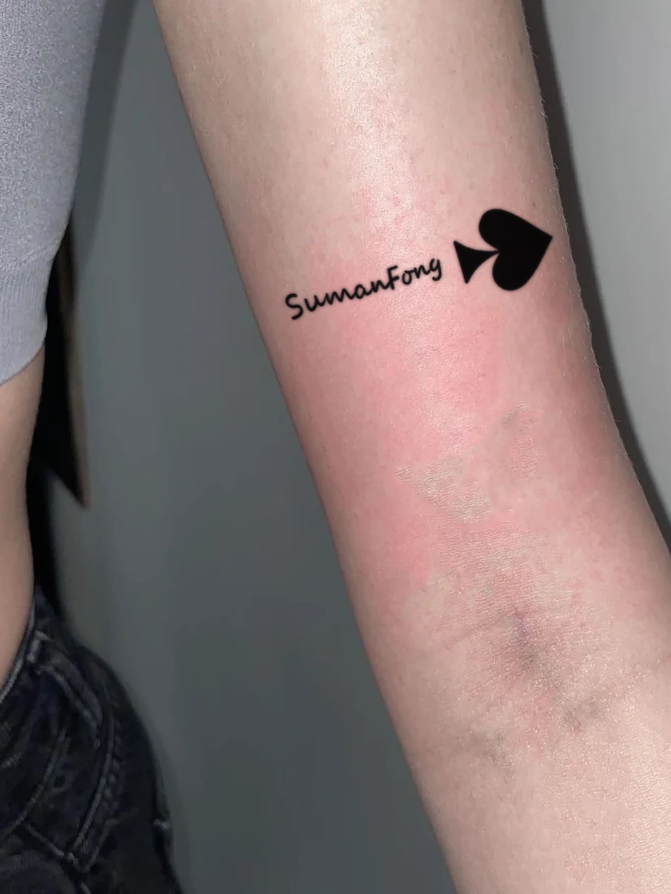 1pc Temporary Tattoo Sticker With Red Heart & Black Spade Letter Alphabet Design, Cool Style - Multicolor - View 1