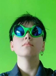 زوج من أغطية الرأس ذات قرون الكائن الفضائي المزينة بنظارات عين الذبابة الخضراء لأغراض الأزياء والحفلات، نظارات حفلة الكائن الفضائي ملحقات ظلال عيد ساحرة الشاطئ ظلال النظارات