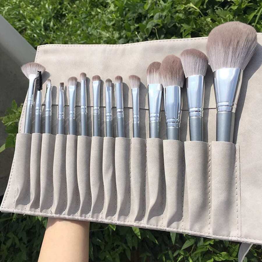 灰色14支化妆刷套装，包含柔软刷毛、皮革便携化妆收纳包、眼影刷、散粉粉底刷、眉刷、唇刷、遮瑕刷、葡萄紫超柔软刷毛，是一套完整的化妆工具。套装包含化妆刷、化妆刷套装、化妆刷套装、化妆套装、化妆刷套装、化妆套装、化妆刷礼盒套装等。