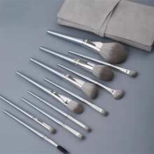 灰色14支化妆刷套装，包含柔软刷毛、皮革便携化妆收纳包、眼影刷、散粉粉底刷、眉刷、唇刷、遮瑕刷、葡萄紫超柔软刷毛，是一套完整的化妆工具。套装包含化妆刷、化妆刷套装、化妆刷套装、化妆套装、化妆刷套装、化妆套装、化妆刷礼盒套装等。