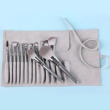 灰色14支化妆刷套装，包含柔软刷毛、皮革便携化妆收纳包、眼影刷、散粉粉底刷、眉刷、唇刷、遮瑕刷、葡萄紫超柔软刷毛，是一套完整的化妆工具。套装包含化妆刷、化妆刷套装、化妆刷套装、化妆套装、化妆刷套装、化妆套装、化妆刷礼盒套装等。