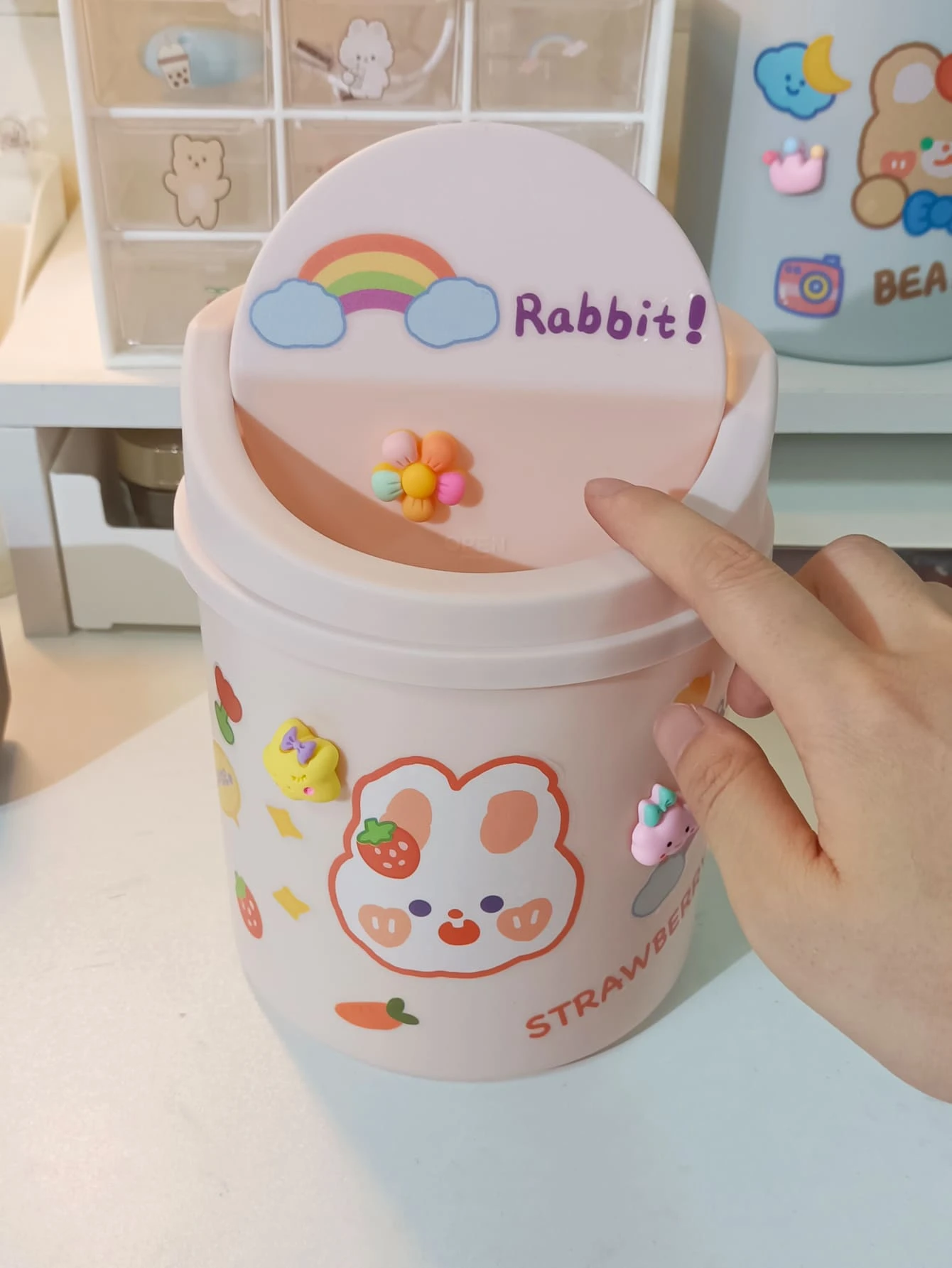 Bote de basura de escritorio rosa pequeño + pegatina aleatoria - Rosa - Ver 1