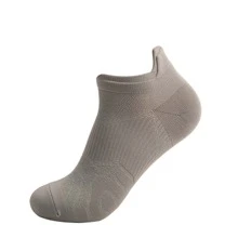 1對灰色怪獸設計的薄款跑步襪,耐用、防滑、舒適貼合、吸震、不起毛球