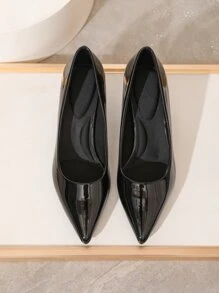 Zapatos de tacón bajo con punta en punta brillante en color negro de talla grande para mujer, zapatos de trabajo cómodos y elegantes - Negro - Ver 3