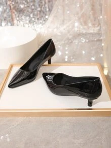 Zapatos de tacón bajo con punta en punta brillante en color negro de talla grande para mujer, zapatos de trabajo cómodos y elegantes - Negro - Ver 4