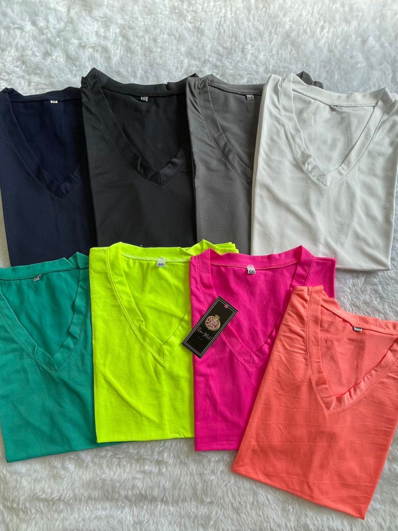 Camiseta Poliamida NÃO ESTICA FORMATO PEQUENO Dryfit Furadinho Manga Curta Gola V Academia Esporte - Branco - Visão 1