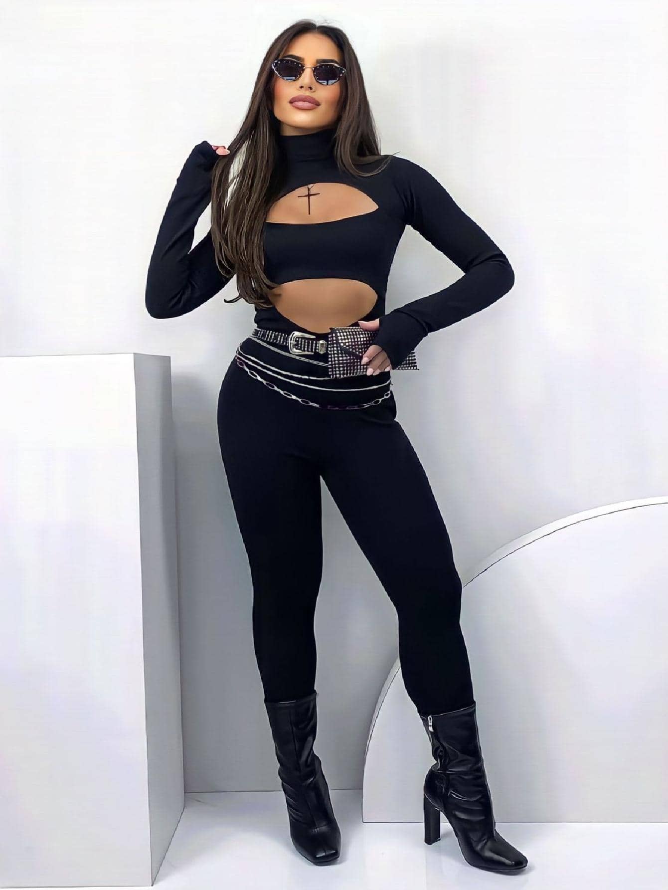 Macacão longo feminino decote vazado gola alta manga longa com dedal canelado atoalhado - Preto - Visão 1
