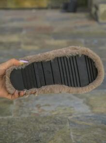 نعال نسائية مزدوجة الأشرطة وطراز هش وناعم ومريح للمنزل عام 2024، تصميم بسيط مع حزامين.