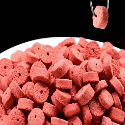 适合所有鱼类的鱼饵颗粒，香味浓郁，适合淡水捕捞中小型鱼类