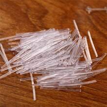 1 boîte de belles boucles d'oreilles hypoallergéniques transparentes sur des tiges en plastique d'environ 14 mm. Barre d'oreille invisible claire, convient pour le port quotidien des femmes