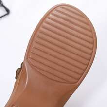 新款复古休闲女士凉鞋，厚底斜跟，加大码 43，采用刺绣、镂空和冲孔工艺，非常适合夏季海滩