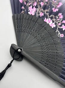 Ventaglio pieghevole in stile cinese con nappa, colore casuale. Anche lo stile delle costole di bambù è casuale. Ventaglio tradizionale cinese per uomini e donne. Adatto per luoghi panoramici, spettacoli di danza e come souvenir. Lo stile delle costole di bambù è casuale I migliori regali