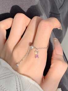 这款时尚简约优雅的方形立方氧化锆石可调节链戒指，共有三种颜色可选。适合节日、婚礼、派对、周年纪念、日常佩戴和服装搭配。纯银材质赋予其高级质感，尺寸可调节。 - 粉色 - 查看 3