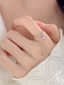 这款时尚简约优雅的方形立方氧化锆石可调节链戒指，共有三种颜色可选。适合节日、婚礼、派对、周年纪念、日常佩戴和服装搭配。纯银材质赋予其高级质感，尺寸可调节。 - 粉色 - 查看 5