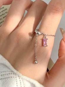 这款时尚简约优雅的方形立方氧化锆石可调节链戒指，共有三种颜色可选。适合节日、婚礼、派对、周年纪念、日常佩戴和服装搭配。纯银材质赋予其高级质感，尺寸可调节。 - 粉色 - 查看 2